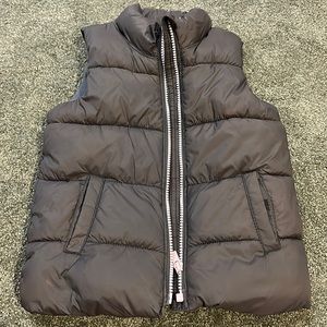 Toddler girls Old Navy puffer vest. Size 5T